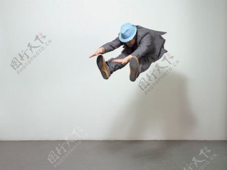 腾空跳跃的商业职业男性图片