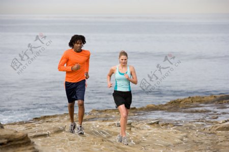 沙滩上跑步的情侣图片