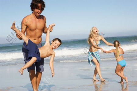 在海边玩耍的一家人图片