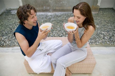 温泉池字旁一起喝茶的情侣图片