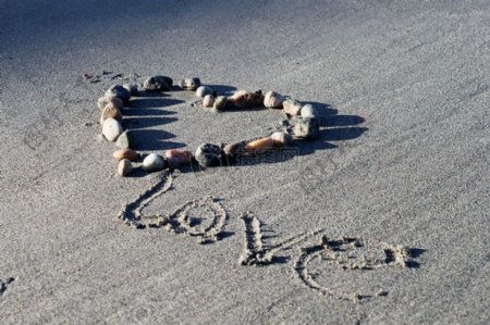 海滩上心形的石头示爱