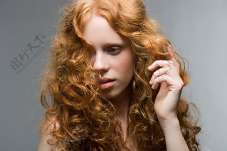 黄发飘逸美女发型设计图片
