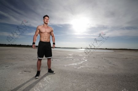 站在沙滩上的肌肉男图片