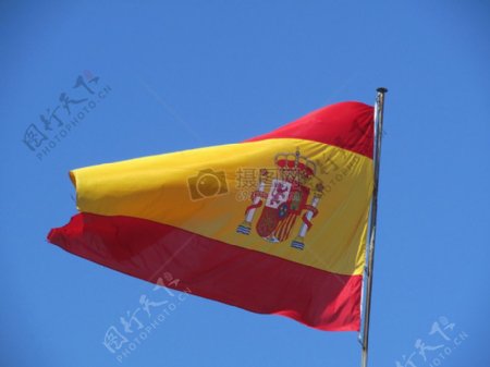 蓝天下的西班牙国旗