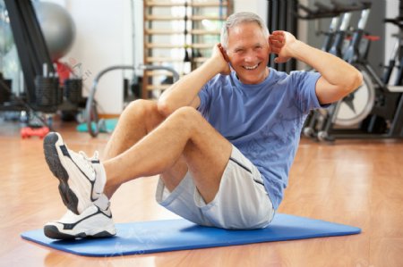 健身房锻炼的老人图片
