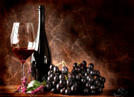 桌子上的葡萄和葡萄酒图片