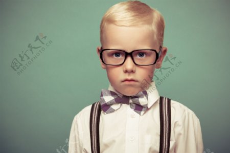 戴眼镜的小男生图片