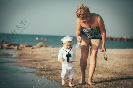 沙滩散步的母子图片