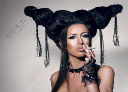 抽烟的性感女人图片
