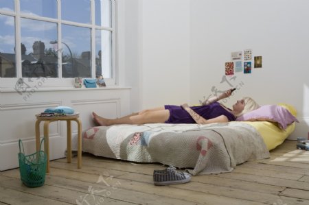 躺在床上玩手机的女人图片
