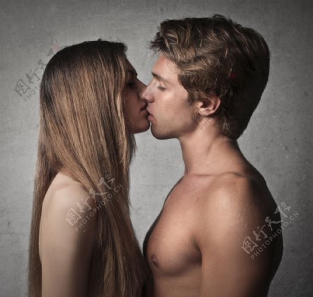 接吻的夫妻图片