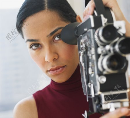手拿摄影机的黑人女性图片