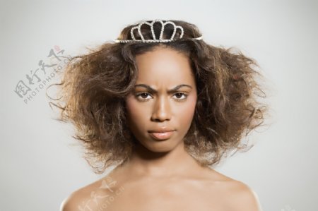戴皇冠的黑人美女图片