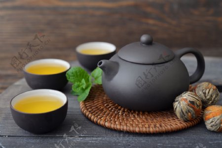 茶壶与绿茶图片
