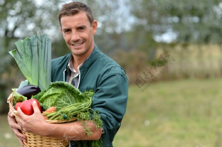 抱着蔬菜篮子的欧美男士图片