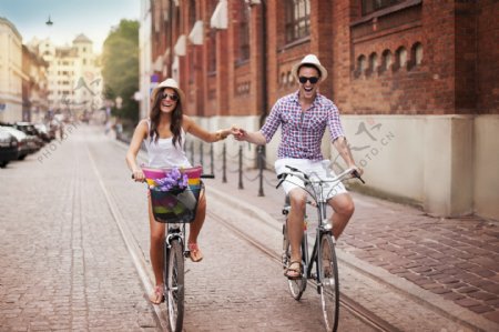 骑脚踏车的温馨情侣图片