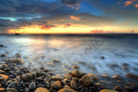 黄昏海岸石头风景图片