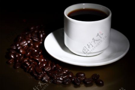 合成一块的咖啡豆和咖啡图片