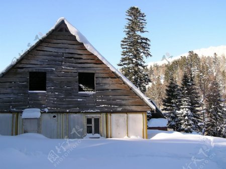 雪地上的木屋图片