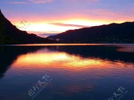 唯美黄昏湖泊风景图片