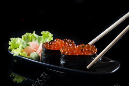 日本鱼子酱寿司图片
