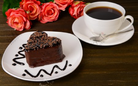 花朵咖啡杯和心形蛋糕图片