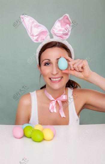 拿着彩蛋的戴兔子耳朵美女图片