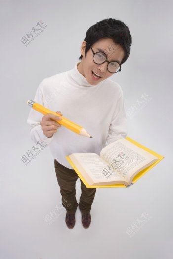 拿着书本和铅笔戴眼镜的男生图片