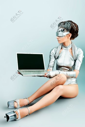 端着笔记本电脑的科技美女图片
