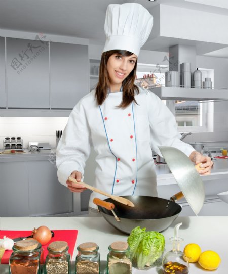 厨房里的女厨师图片