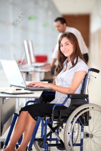 坐在轮椅上打电脑的女人图片