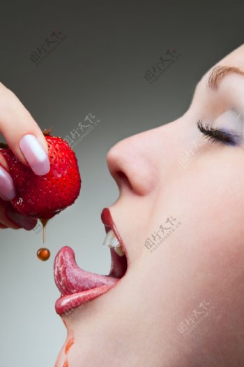 吃草莓的美女图片