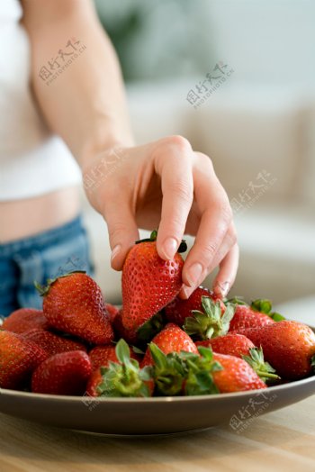 盘子里的草莓图片