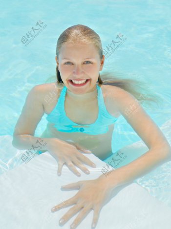 在游泳池游泳的女人图片