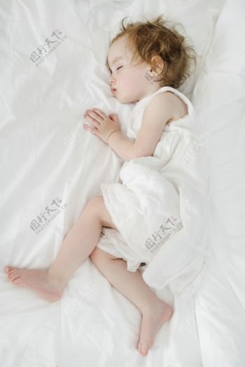 睡觉的可爱儿童图片