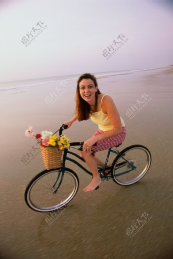 沙滩上骑车的外国美女图片
