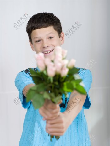 拿鲜花的男孩图片