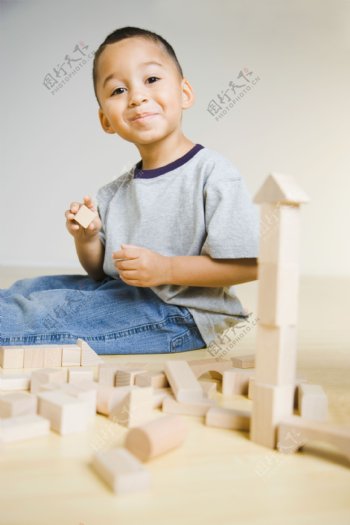 玩积木的小男孩图片