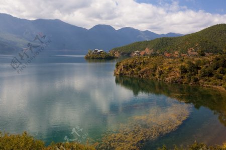 山峰湖泊风景