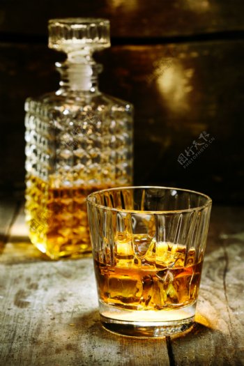 木板上的半瓶威士忌和半杯酒