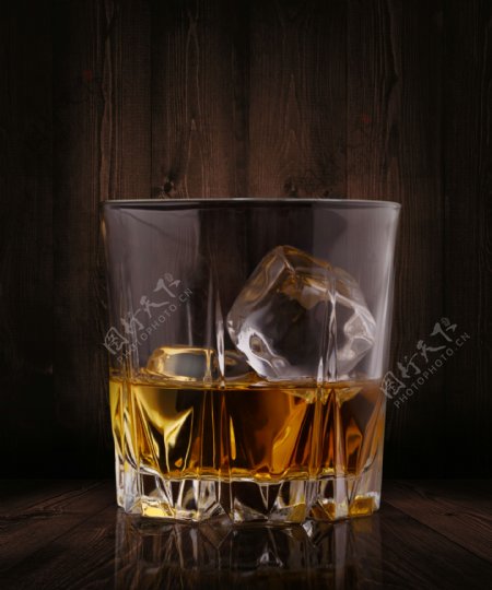 酒杯中的威士忌与冰块