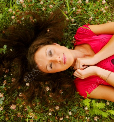 躺在草地上的女孩图片