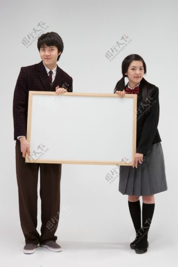 两个抱着画板学生图片