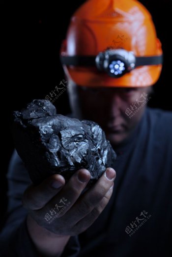 拿着煤炭的矿工图片