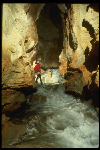 天然洞穴64