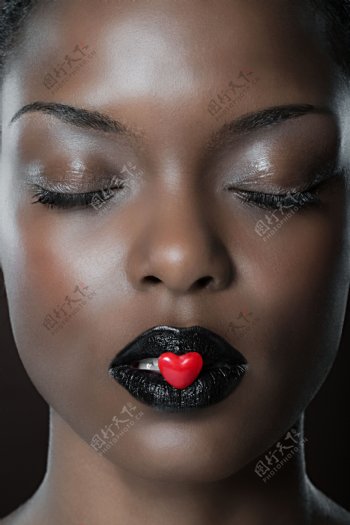 性感嘴唇与红色心形糖果图片