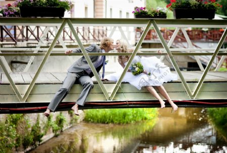 桥上接吻的情侣图片