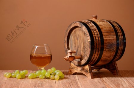 酒桶与葡萄图片