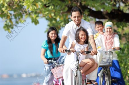 一起骑单车的家庭图片
