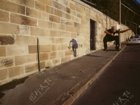 街道玩滑板的男生图片